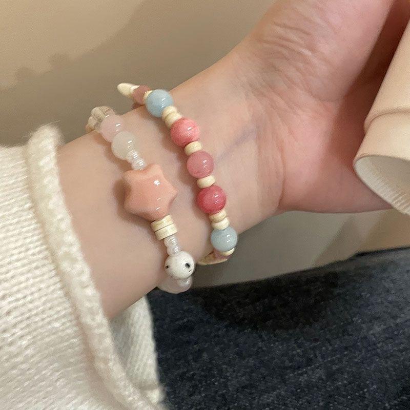 Keramikperlen-Armband - Ein Nischen-Handarbeits-Accessoire für beste Freunde. Dopamin Schmuck im Studentenstil.