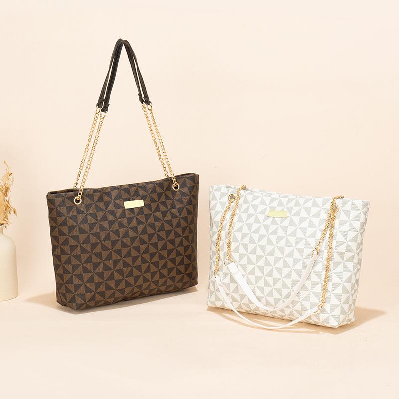 Classic Shoulder Bag for All Occasions