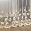 Tenda a Pannello Bianca Ricamata con Fiori Tridimensionali – Rete Filtrante per Arredamento Elegante