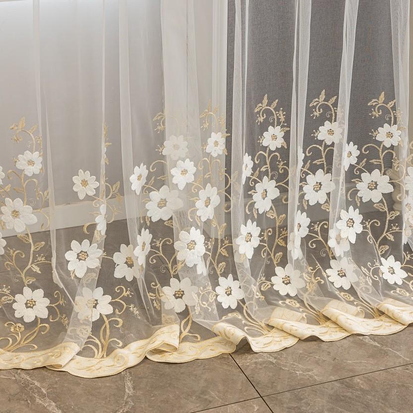 Tenda a Pannello Bianca Ricamata con Fiori Tridimensionali – Rete Filtrante per Arredamento Elegante