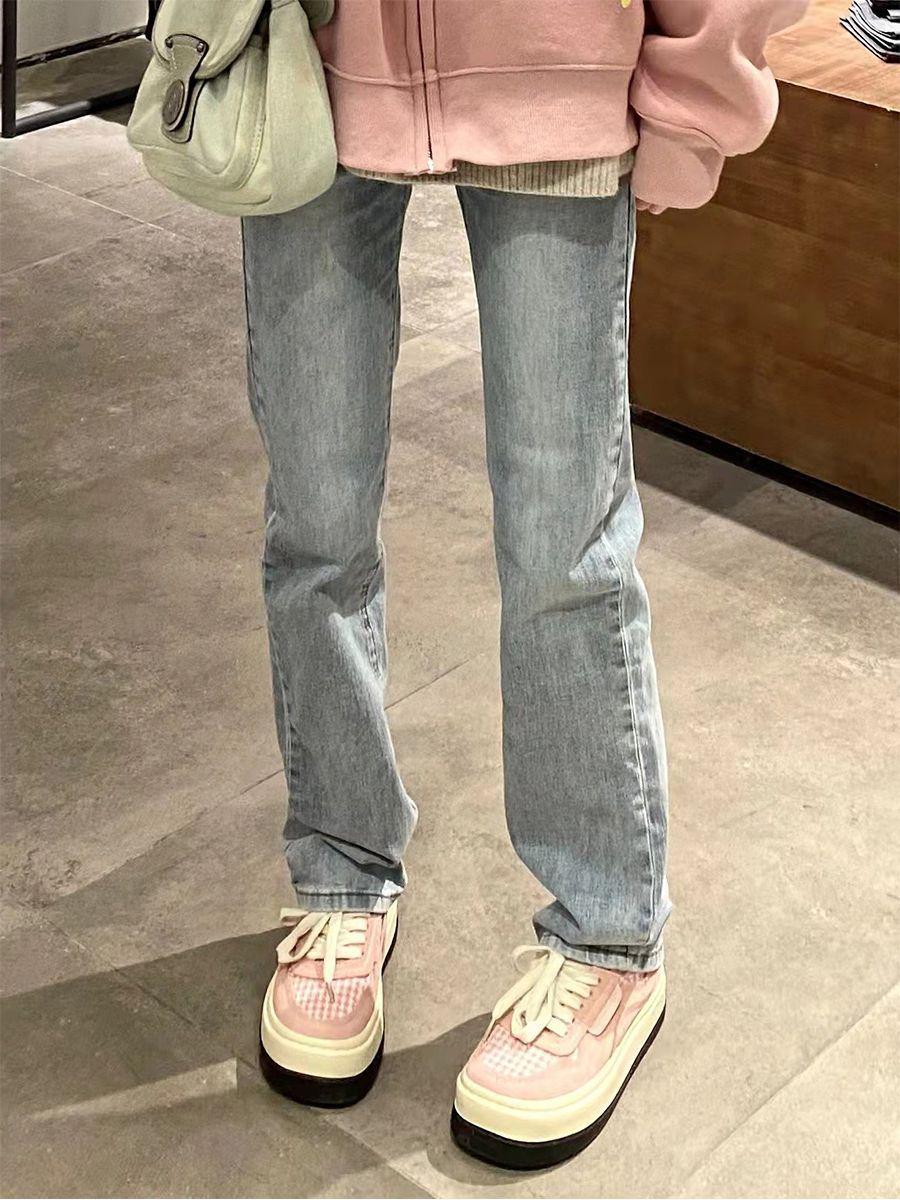 

Женские джинсы прямого кроя светлого цвета с завышенной талией и эффектом похудения - осенний тренд XS синий