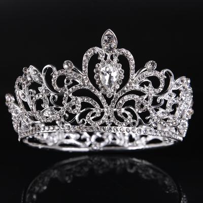 Brautkrone Ein vollständiger Kreis aus Gold und Silber mit Diamanten Eine Kinderkrone Ein Brautaccessoire