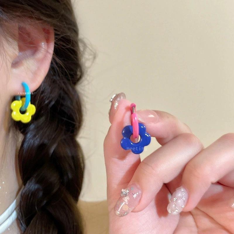 

Asymmetrical spray paint round center flower ear buckle simple and small design earrings fashionable small fresh spring and summer earrings