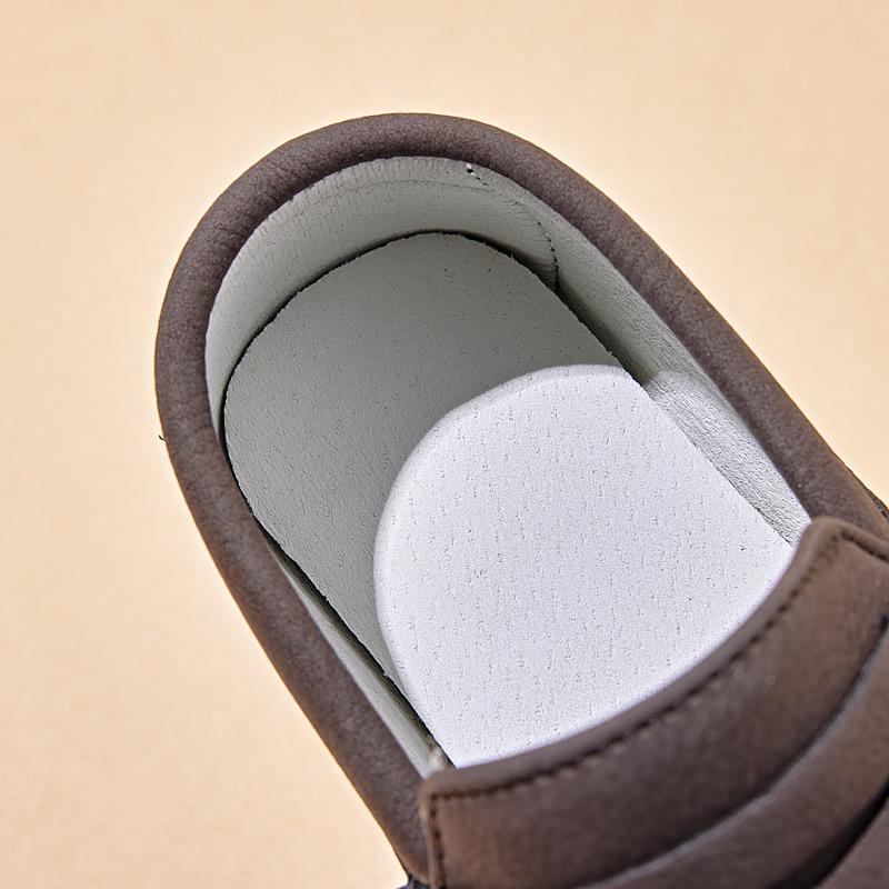 Jarní chlapecké slip-on boty v britském stylu z měkké kůže pro pódium a řeč 2025