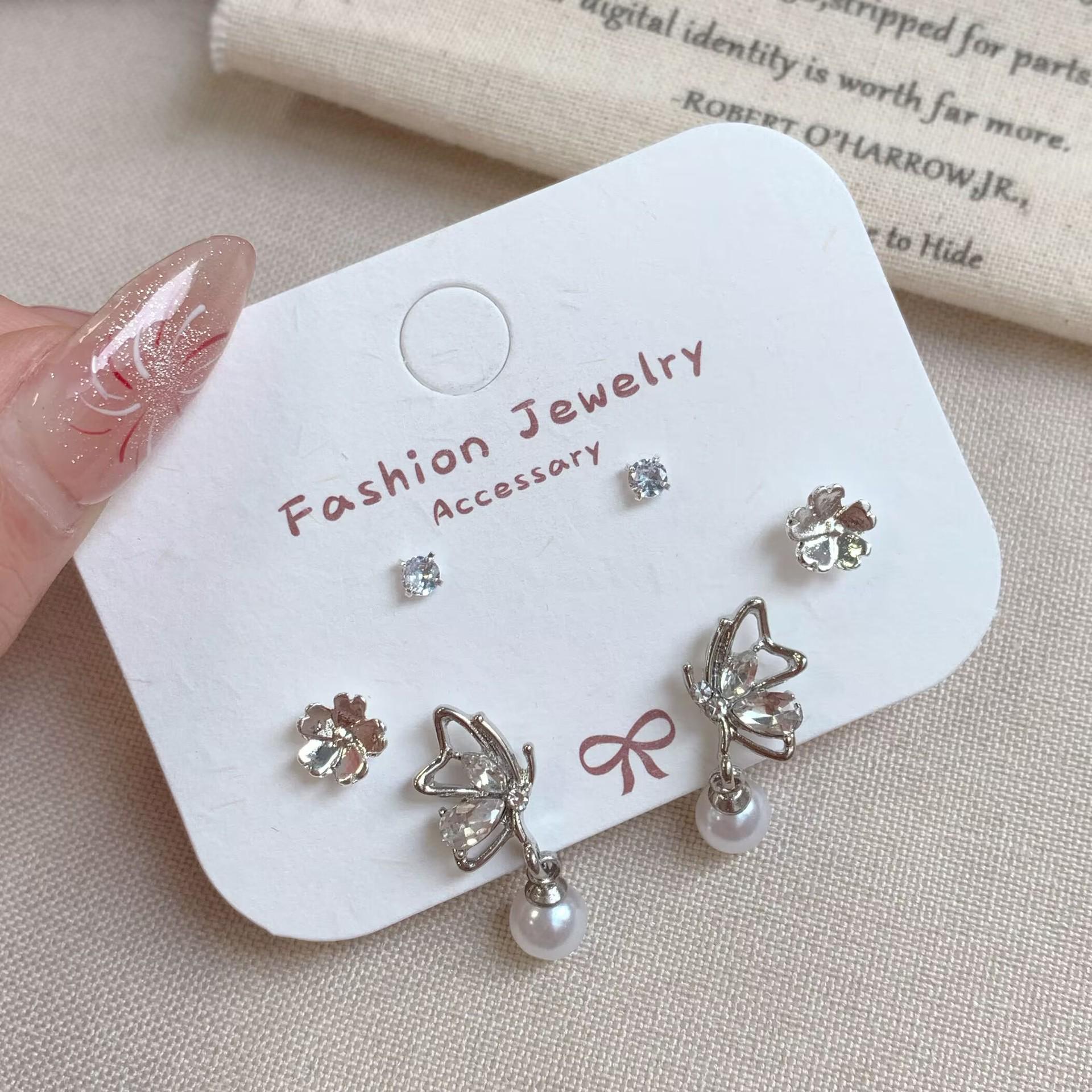 

Изысканный летний комплект из серебряных сережек-бантиков: Три пары простых и милых дизайнов, украшенных бриллиантами.