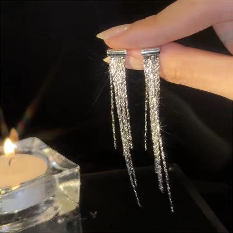 High-End Heart Tassel Earrings: Slimming, Long Dangle for Round Faces - Luxurious and Niche Design