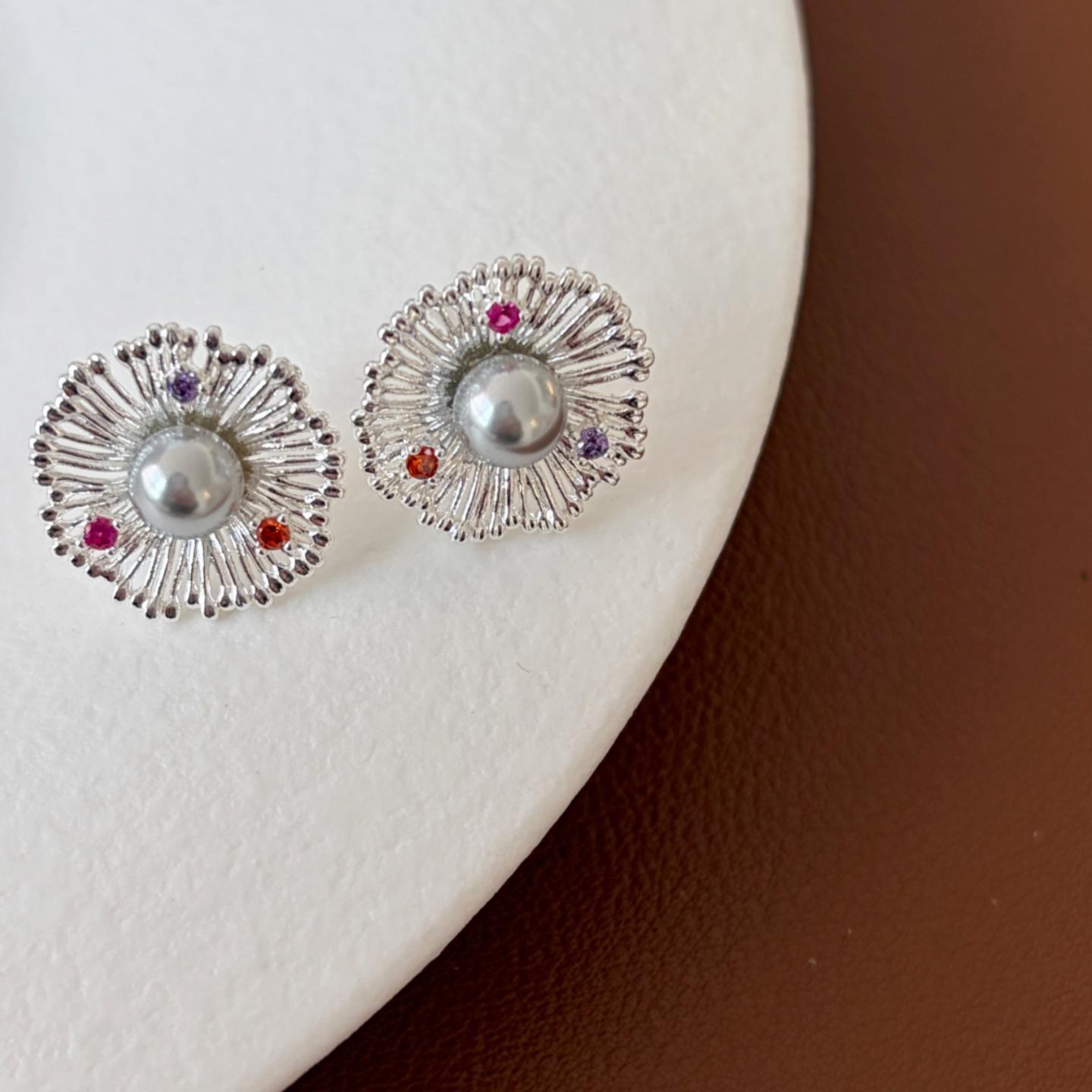 

2025 Elegant Color Zircon Flower & Pearl 925 Silver Stud Earrings срібний