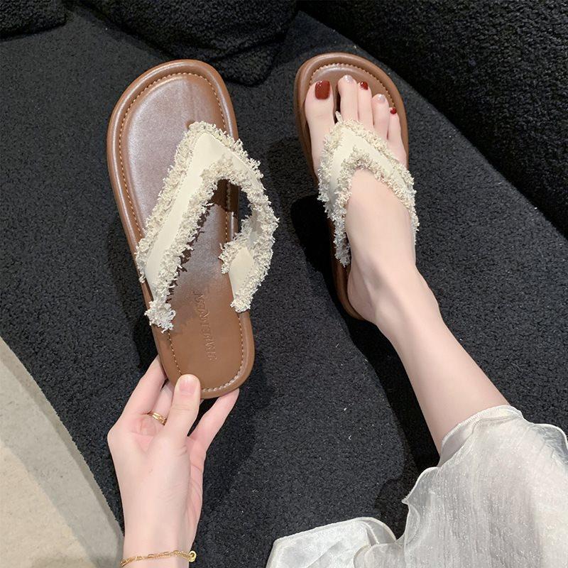 Versatile fashion beach Internet celebrity year 2025ins fringed summer thick-bottomed flip-flops women wear trendy new sandals