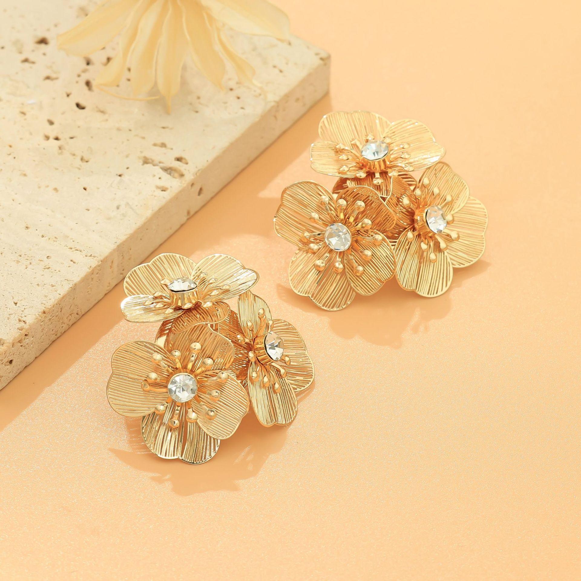 

Праздничные серьги, простые серьги-пусеты в виде цветка с бриллиантами, универсальный темперамент, серьги с высококлассным дизайном