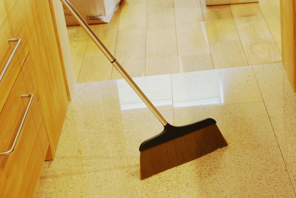 Hayakawa Industries Tsunageru Flooring Broom 117044