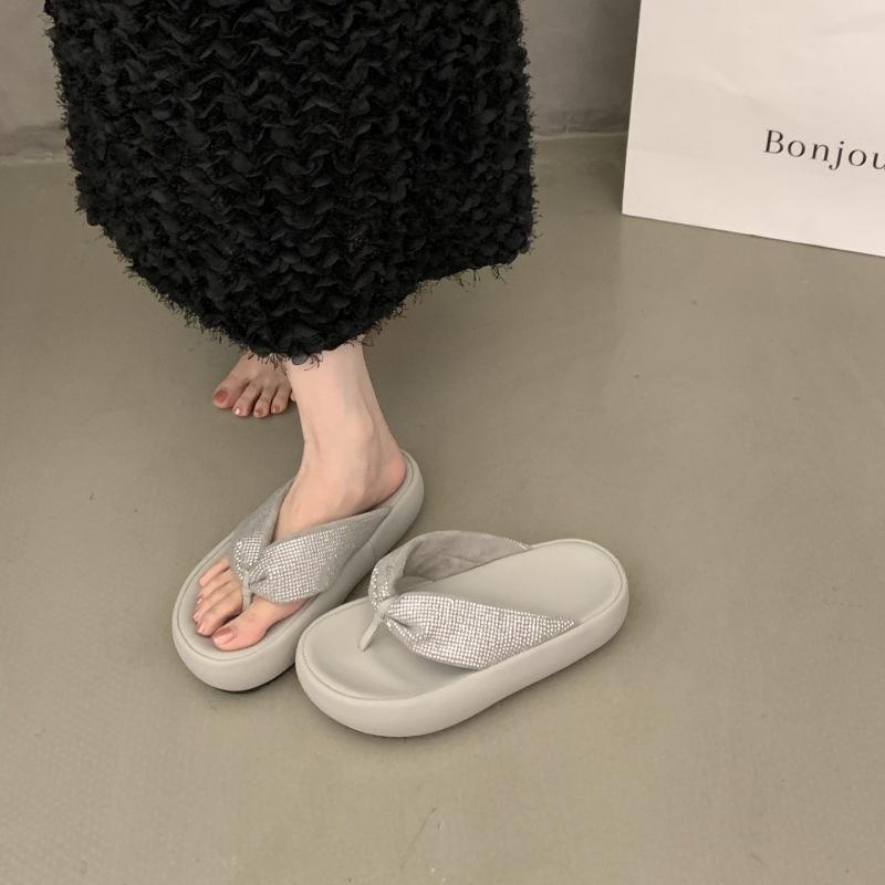 Beautiful thick-soled black pinch-on flip-flops for women's new toes, seaside women's summer outer wear, going out cool slippers