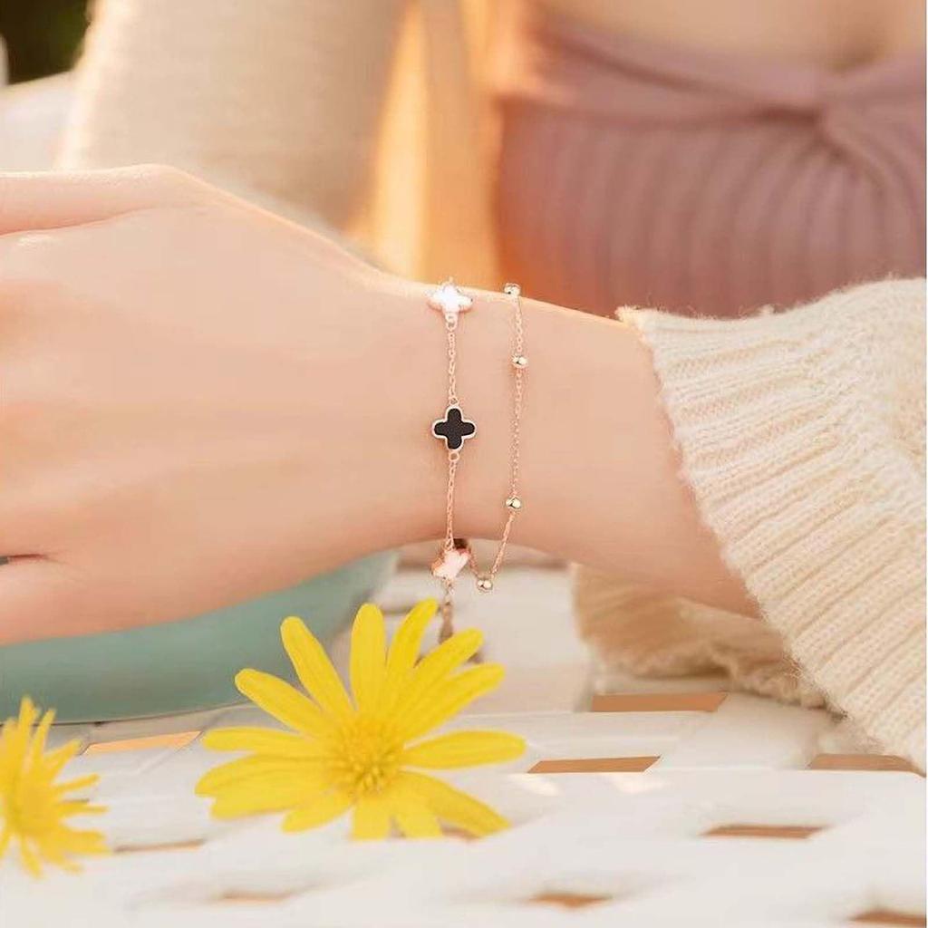 Elegantes Doppelstrang-Armband mit vierblättrigem Kleeblatt aus Perlmutt für Damen