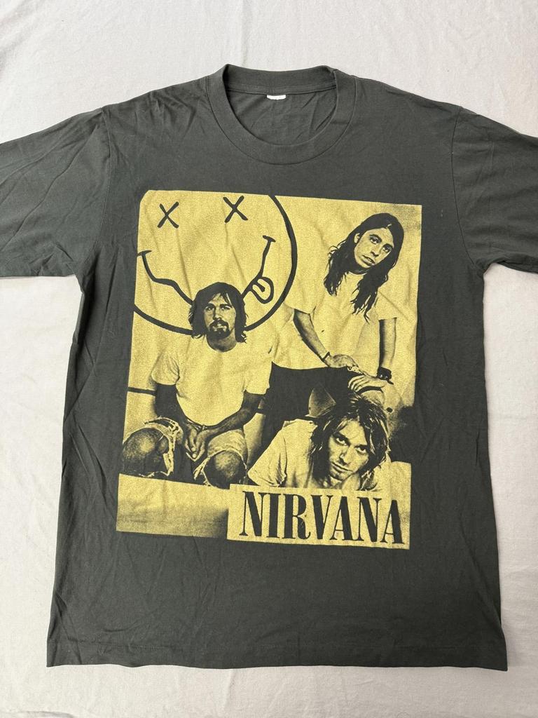 26 Y2K Nirvana Band Photo T-shirt Members Smiley Logo Tee - L Unisex T-Shirt