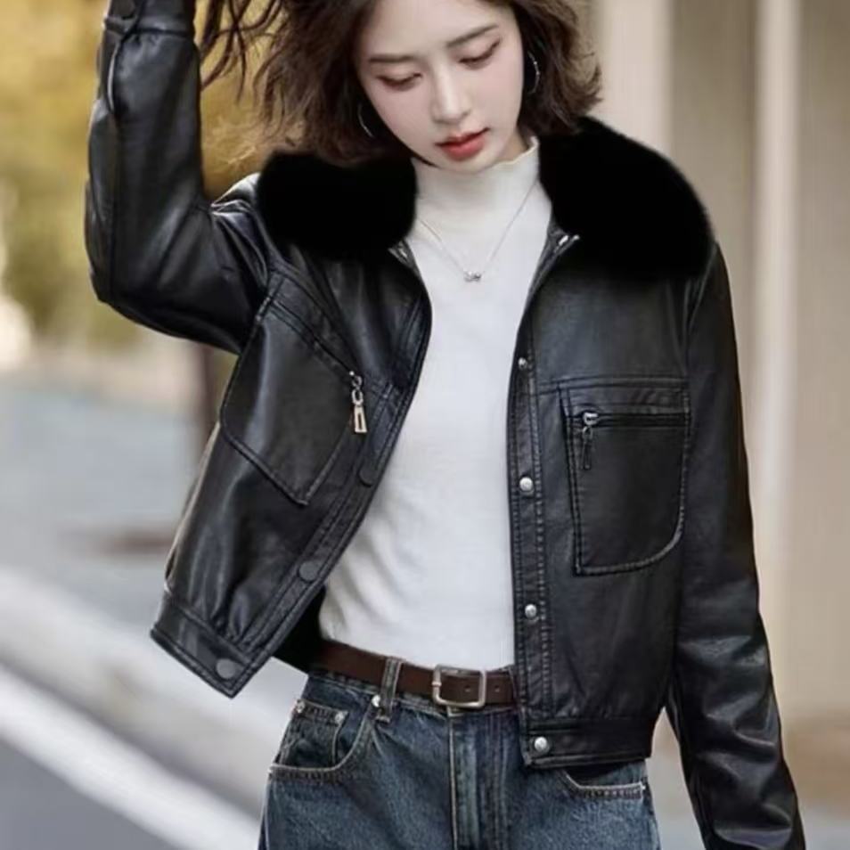Damenmode Kurze PU-Lederjacke Winter Verdickter Warmer Mantel mit Kunstfellkragen Knopfverschluss