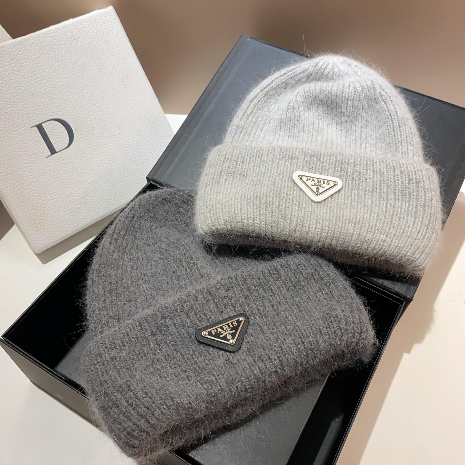 

Зимняя шапка с защитой ушей французской вязки с мехом кролика - теплая, стильная, дизайн перевернутый треугольник, шерсть с двойным подгибом One Size