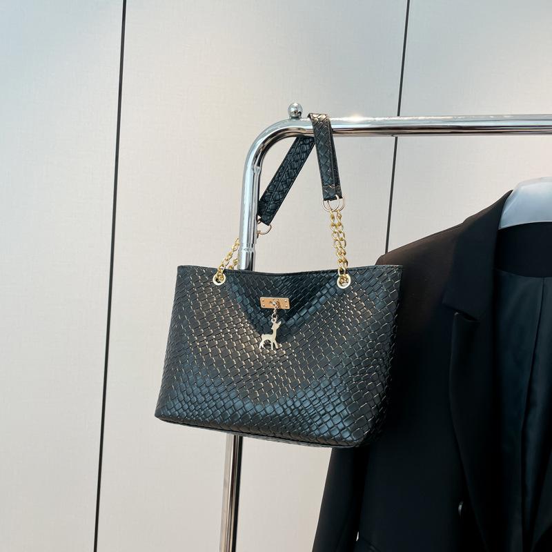 

Commuting to work, large-capacity fashion, new niche tote bag, women s personality, high-end texture, foreign-style shoulder bag чёрный