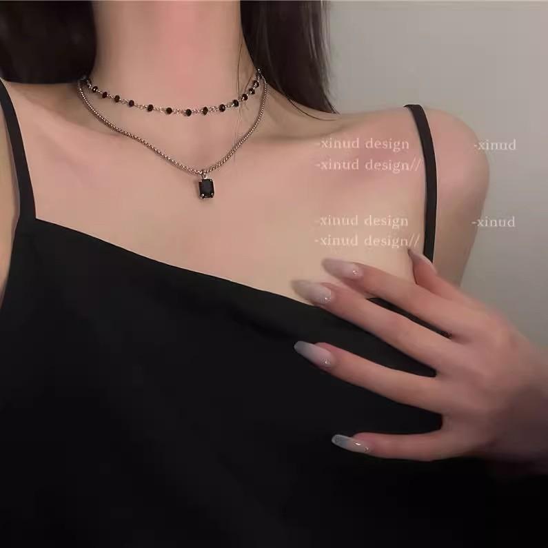 Double-layer stacked black diamond-encrusted necklace, new simple and light luxury collarbone chain, neck chain.