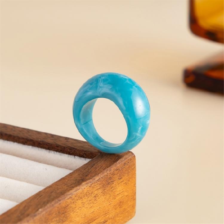 Artistic Curved V Shape Statement Ring Lightweight Resin Construction Graduated Color Unisex Jewelry Accessory
