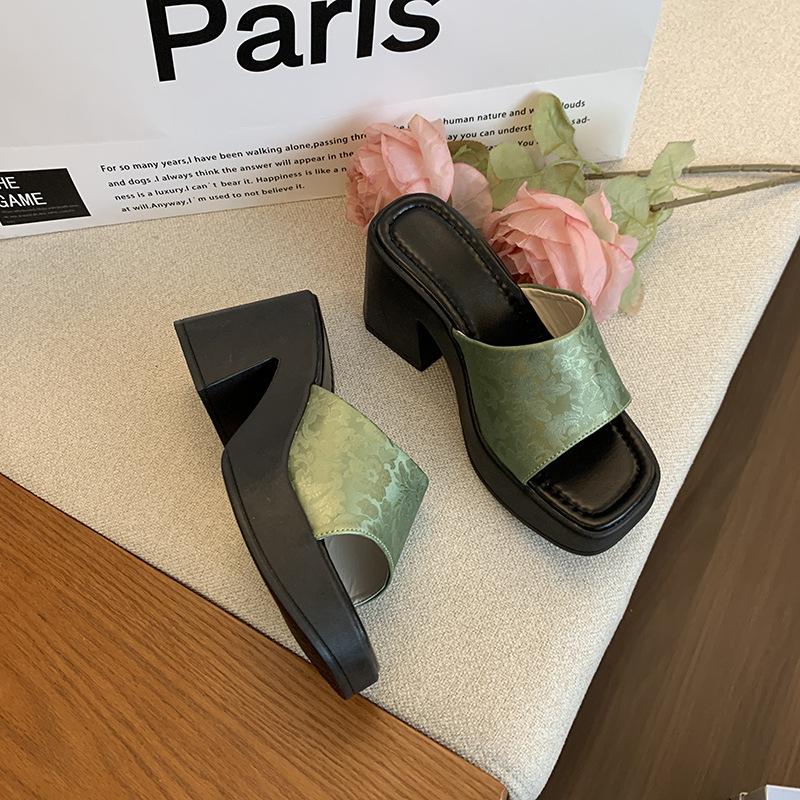 

Guofeng one-word slippers for women to wear in the summer of 2025, new fashionable retro embroidered thick high-heeled large-size slippers for women 42 зелёный