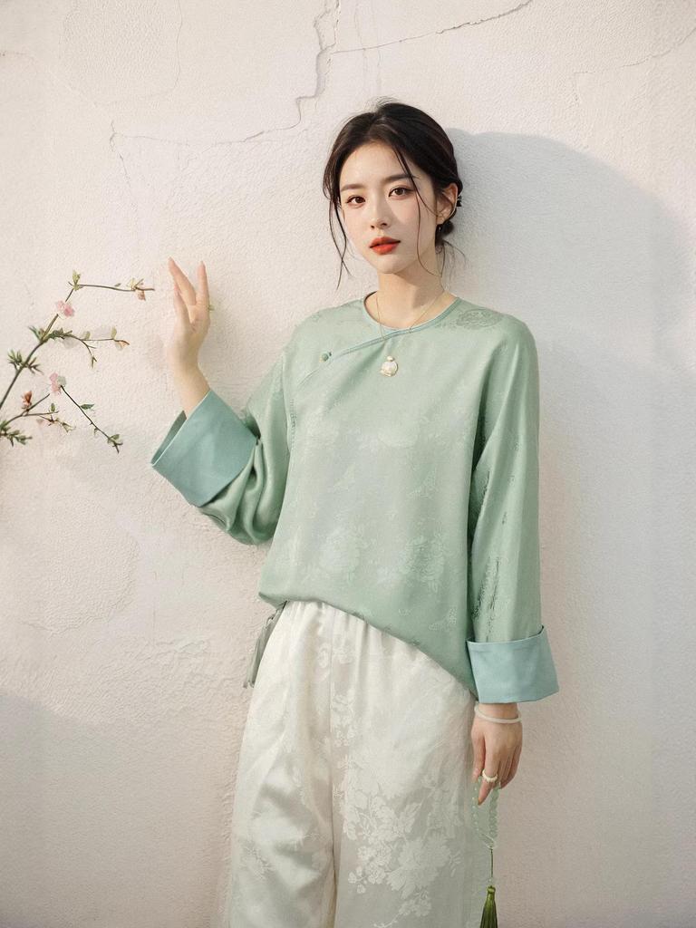 New Chinese Style Hanfu: Round Neck, Long Sleeve, Retro Silk Flower Embroidery for Women