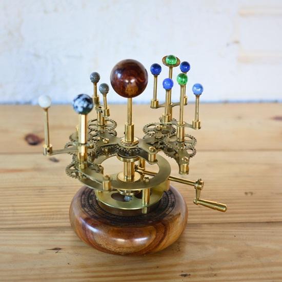 25,4 cm großes Luxus-Dekorationsstück für Bücherregale. Orrery aus Messing und Stahl. Ein funktionales Modell des Sonnensystems mit mehreren Himmelskörpern.