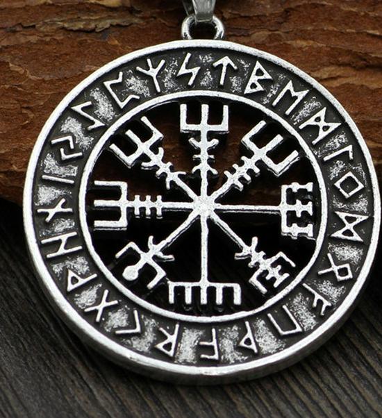 Nordic Viking Runes Compass Pendant Necklace - Men's Trendy Accessory