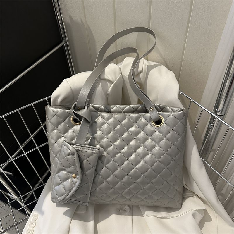 

Large-capacity bag women s 2025 new trendy autumn and winter premium texture tote bag diamond shoulder commuter bag