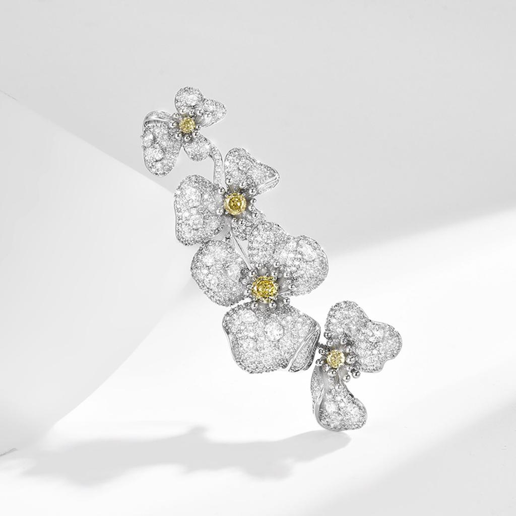 SUYU Damen Leichter Luxus Design Elegante Eingelegte Zirkon Blume Brosche Modische Und Vielseitige Nische Designgefühl Brosche