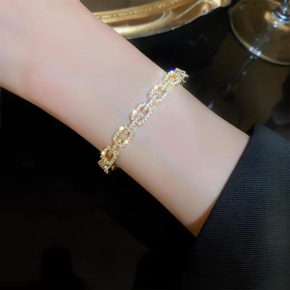 Elegant Hollow Geometric Minimalist Bracelet for Women - Exquisite Light Luxury Design