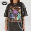 חולצת Comfort Colors® רטרו האנטד מאנשן, חולצת טי-שירט Madam Leota Hitchhiking Ghosts, חולצת טי-שירט Disney Spooky Season, טיול משפחתי גותי להאלווין