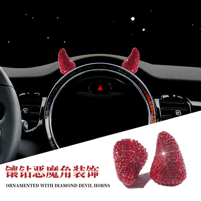 Internetberühmter Autoinnenraum mit kleinen Ochsenhörnern Lenkrad Armaturenbrett kleiner Teufel Verzierungs kreativer dekorativer Autoaufkleber