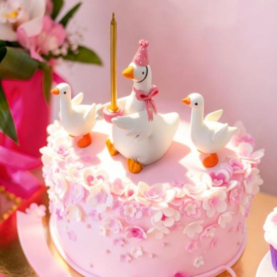 Portacandele a forma di Anatra Topper per Torta Statuetta di Anatra in Resina Carina con Fiocco e Cappellino da Festa