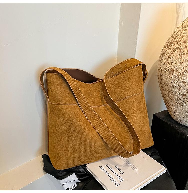 

Suede minimalist commuter single shoulder mother and child bag large capacity new bucket retro ins fashion single shoulder messenger bag коричневий