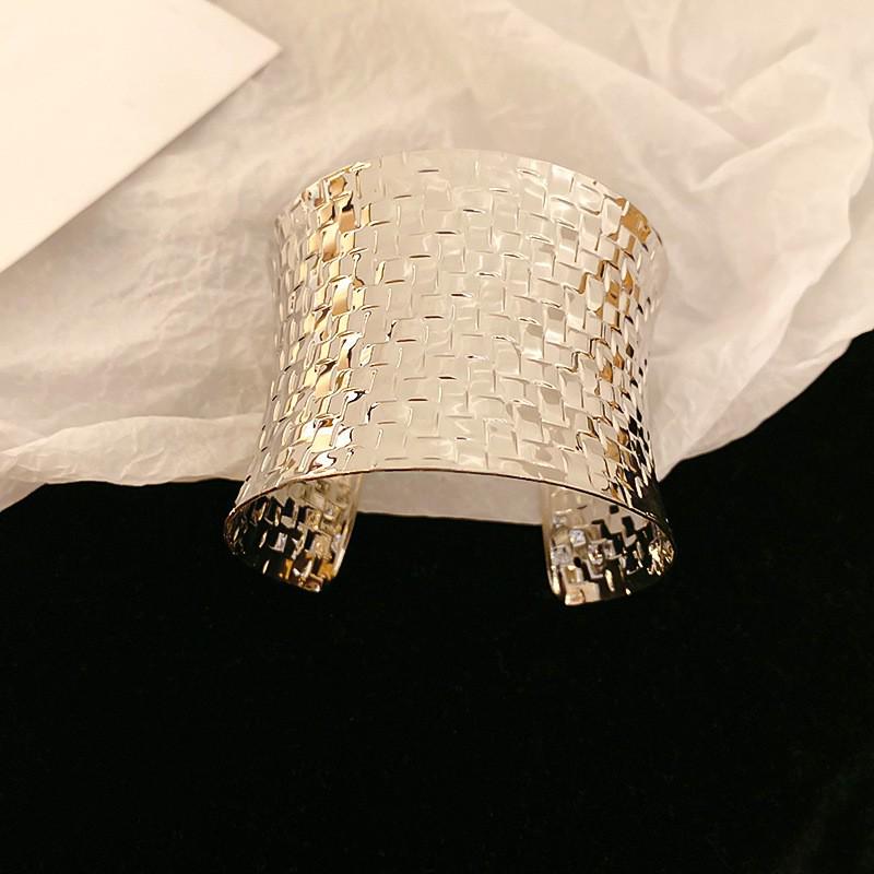 European-American Geometric Metallic Open Bangle: Simple, Versatile, Niche Design Bracelet