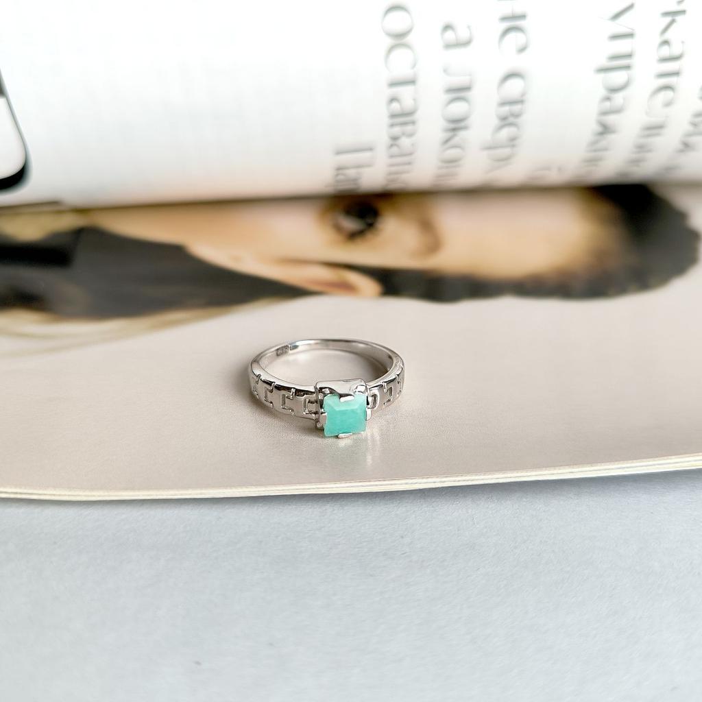 Silberring mit natürlichem Smaragd 0,625 ct, Gewicht des Artikels 2,6 g (2162001)