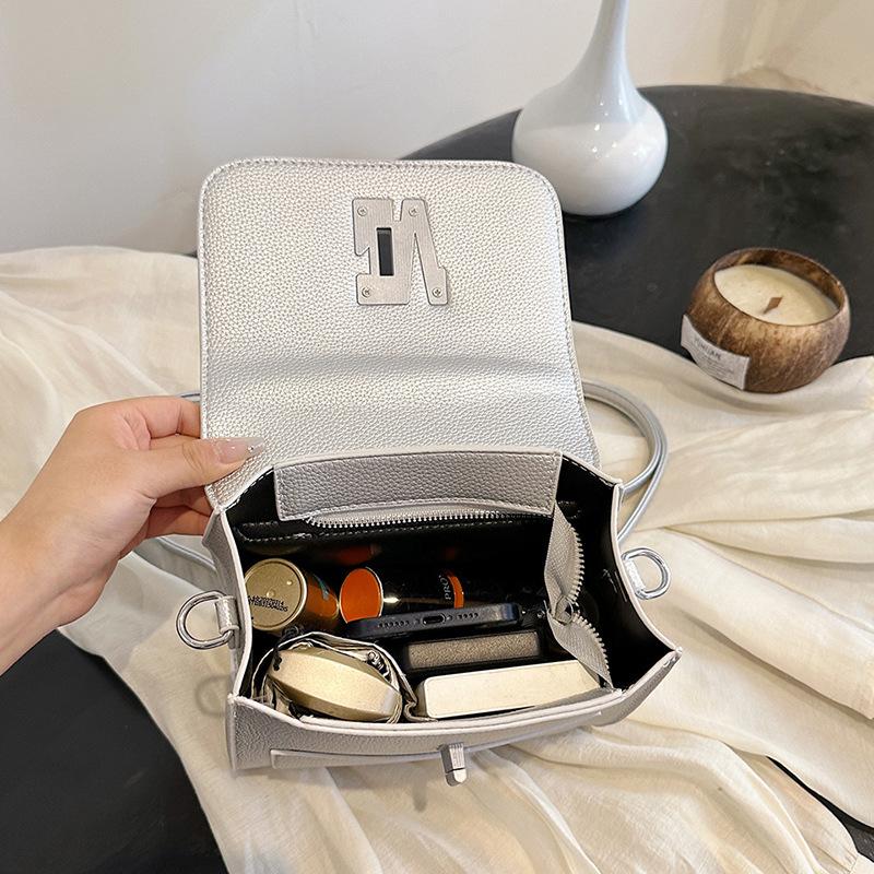 Women's Cross  Body Bags Trendy and Fashionable In School Style Hand Held and Single Shoulder Bags with High Quality