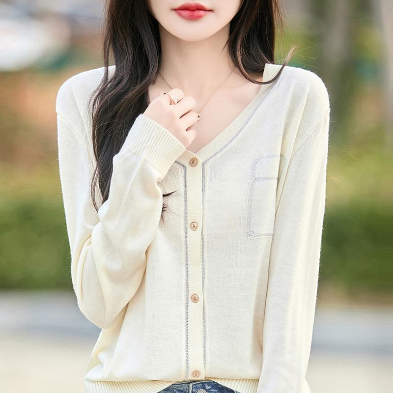 Damekardigan i lett 50% ull 50% morbærsilke - Allsidig strikkeplagg for alle årstider for komfort og stil hele året