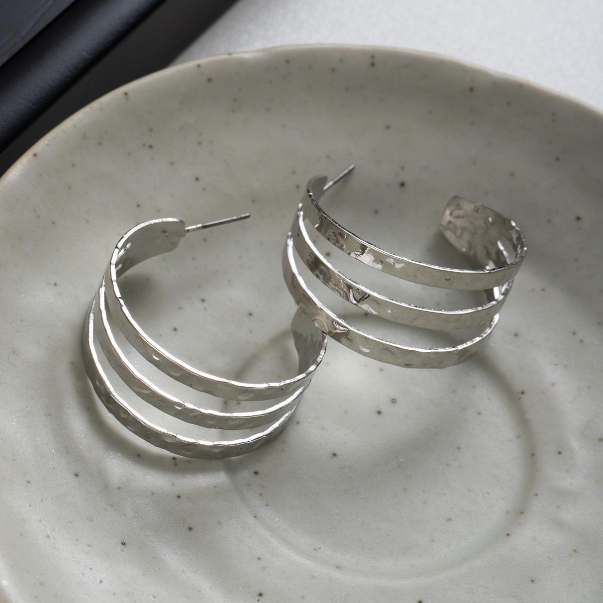 

Европейские и американские минималистичные металлические серьги C-образной формы: Многослойный дизайн круга для роскошного, модного вида