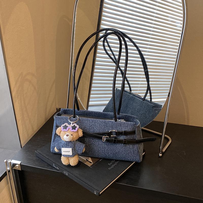 Underarm bag women's 2025 new high-end foreign-style women's summer versatile niche design shoulder portable baguette bag