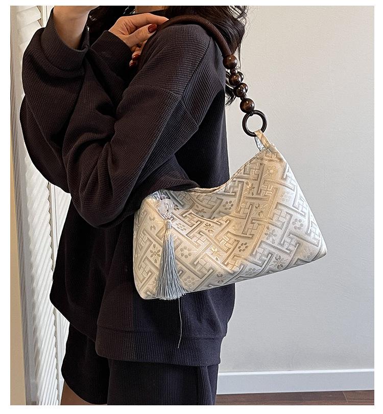 2025 Women's Embroidered Chinese-Style Shoulder Bag: Autumn/Winter Versatile Baguette