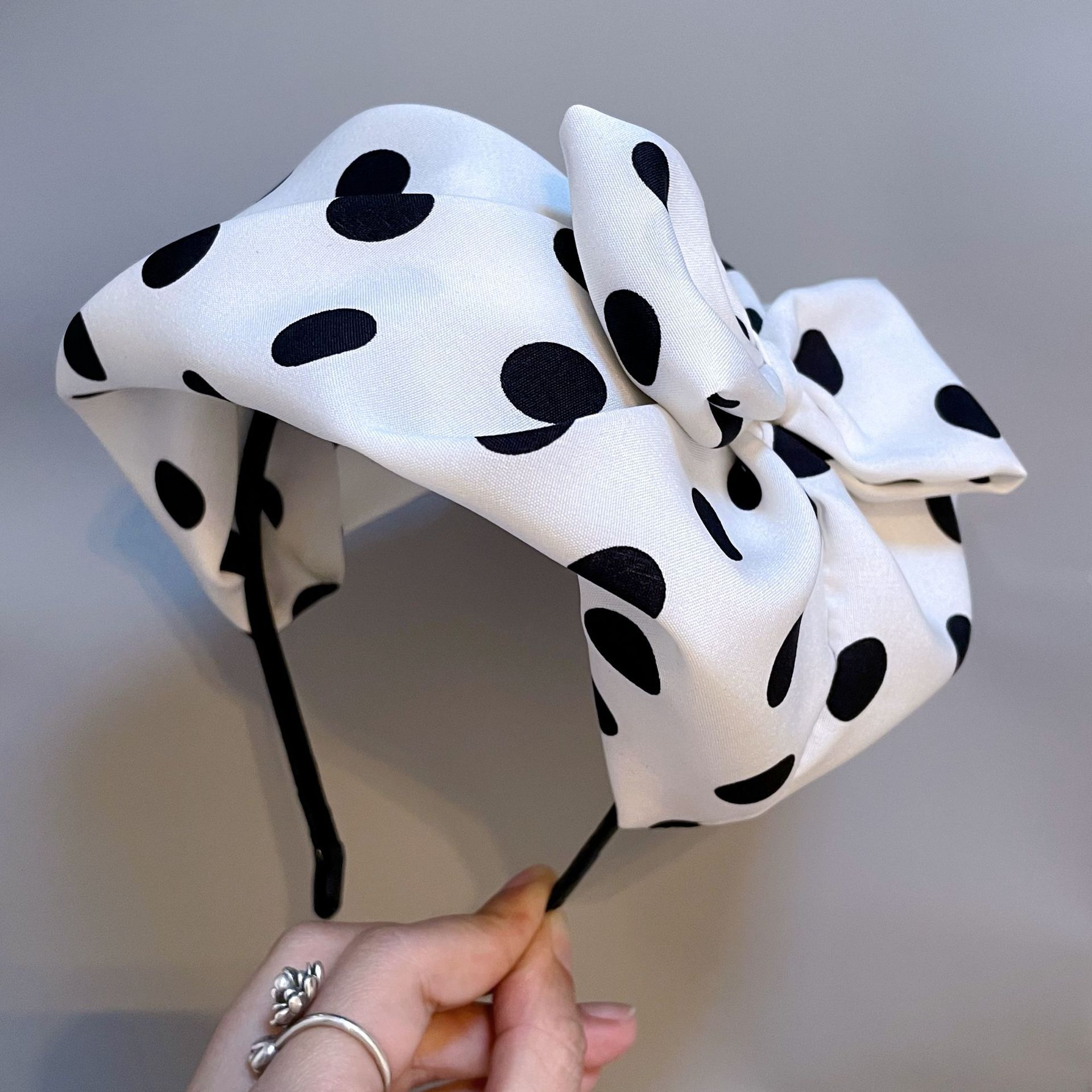 Haarklip Halve Hoofdband Franse Retro Hoofdband Haaraccessoires voor Vrouwen Stippen Baret Haaraccessoire wit