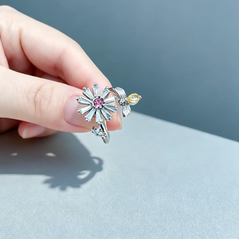 European and American Style Small Daisy Rotatable Bee Ring for Women, Adjustable To Relieve Anxiety and Stress