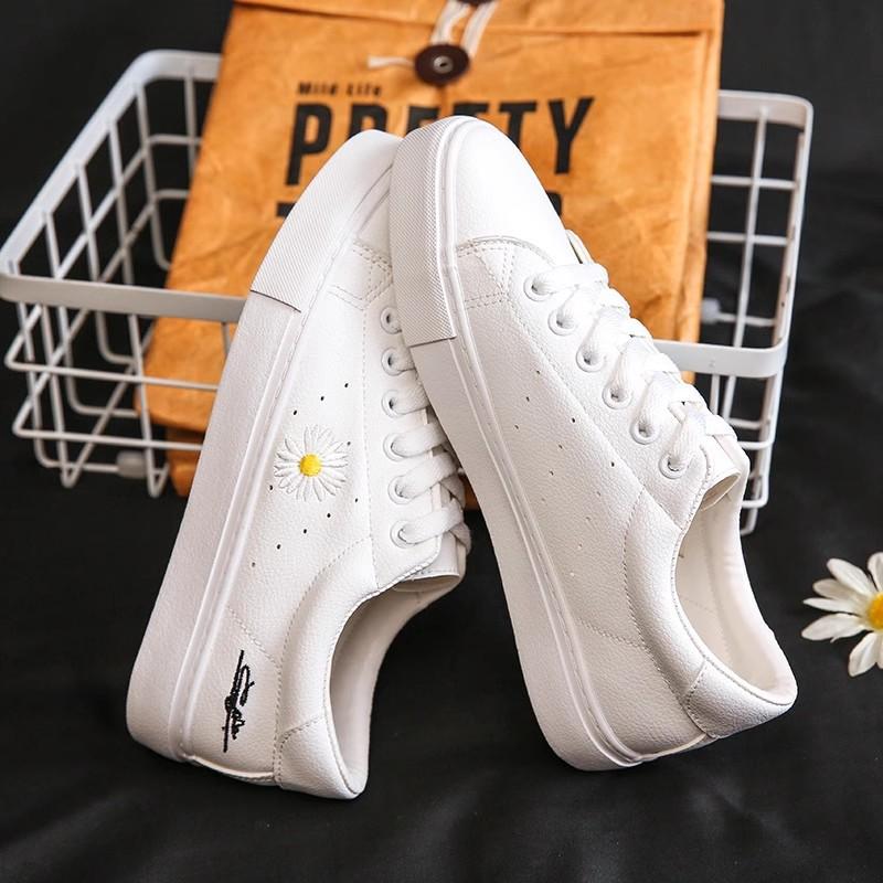 Scarpe bianche in pelle da donna primavera versatili scarpe bianche nuove traspiranti leggere suola morbida bianco puro scarpe da ginnastica da studente scarpe da uomo