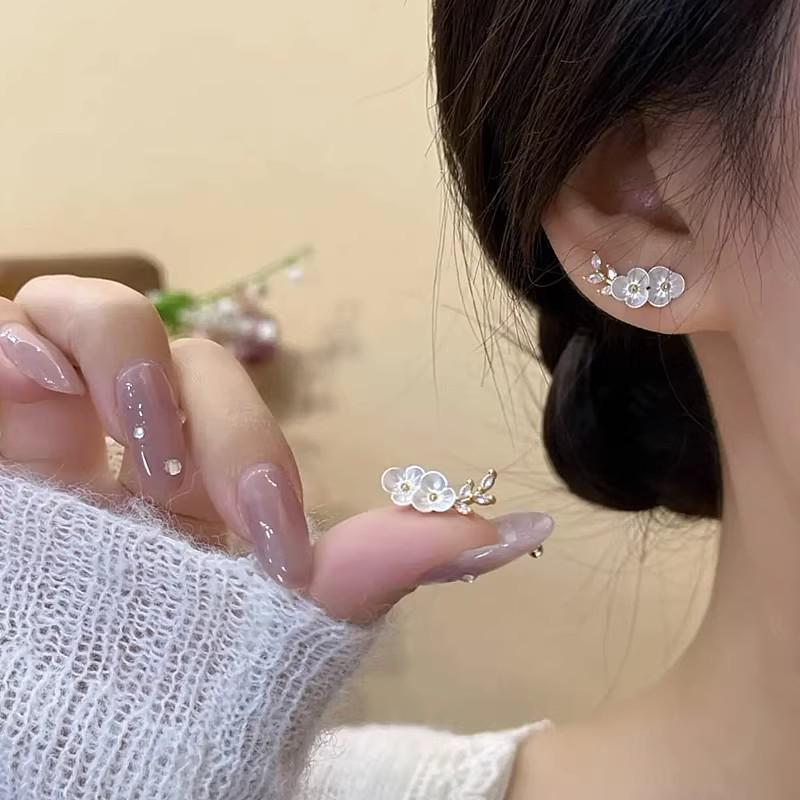 Kolczyki sztyfty ze srebra 925 z gałązką i liśćmi chińskiej śliwy - Lekki luksus, wszechstronny design