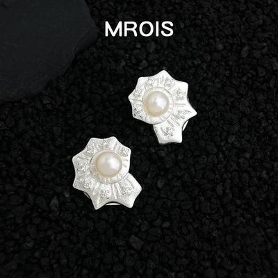 Matte sandgestrahlte Muschelperlen- & Zirkonia-Ohrstecker - Nischen-Literaturstil für Damen