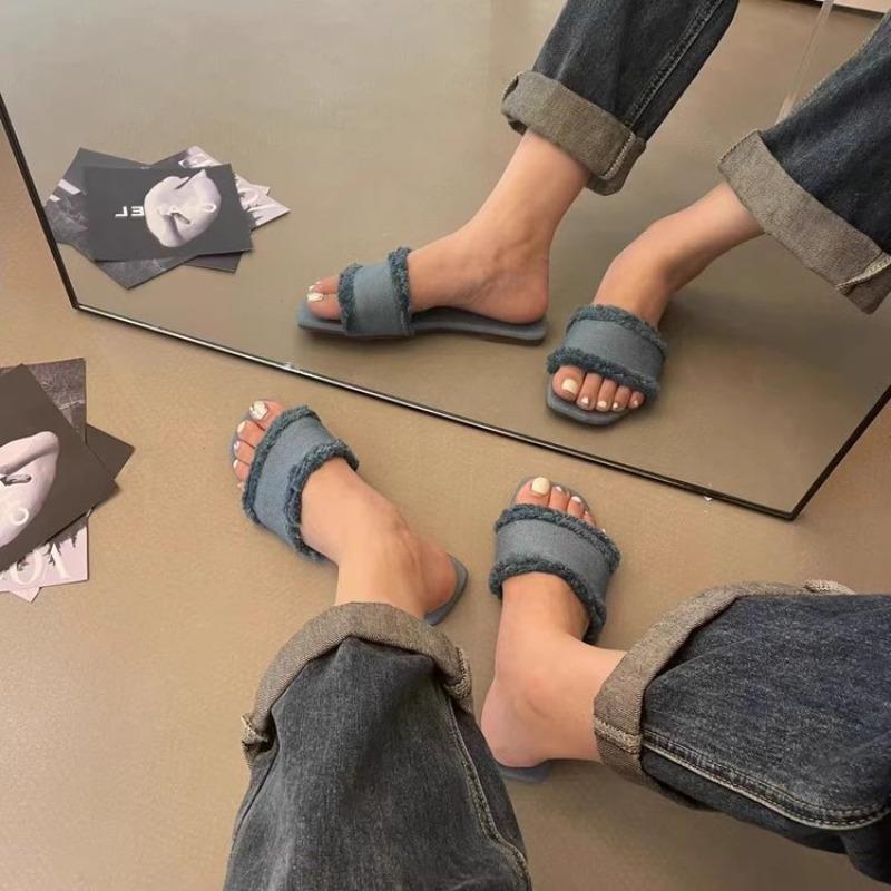 Flat Bottomed One Word Fashionable Cool Slippers 2026 Summer New Retro Woven Open Toe Low Heel, Worn Outside Half Drag