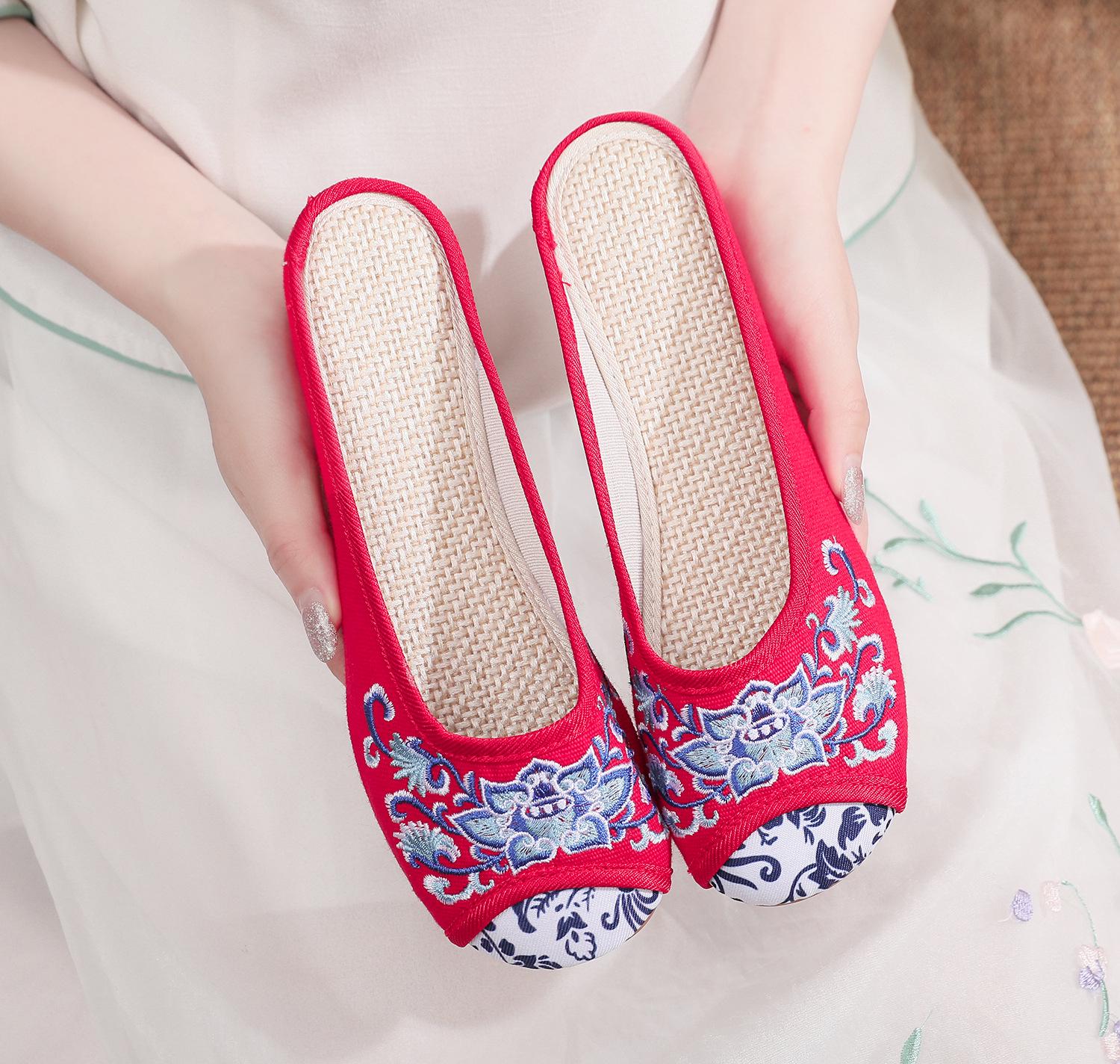 Женские этнические сине-белые фарфоровые тапочки с вышивкой из ткани с круглым носком и мягкой плоской подошвой из коровьей кожи 35 1739₽