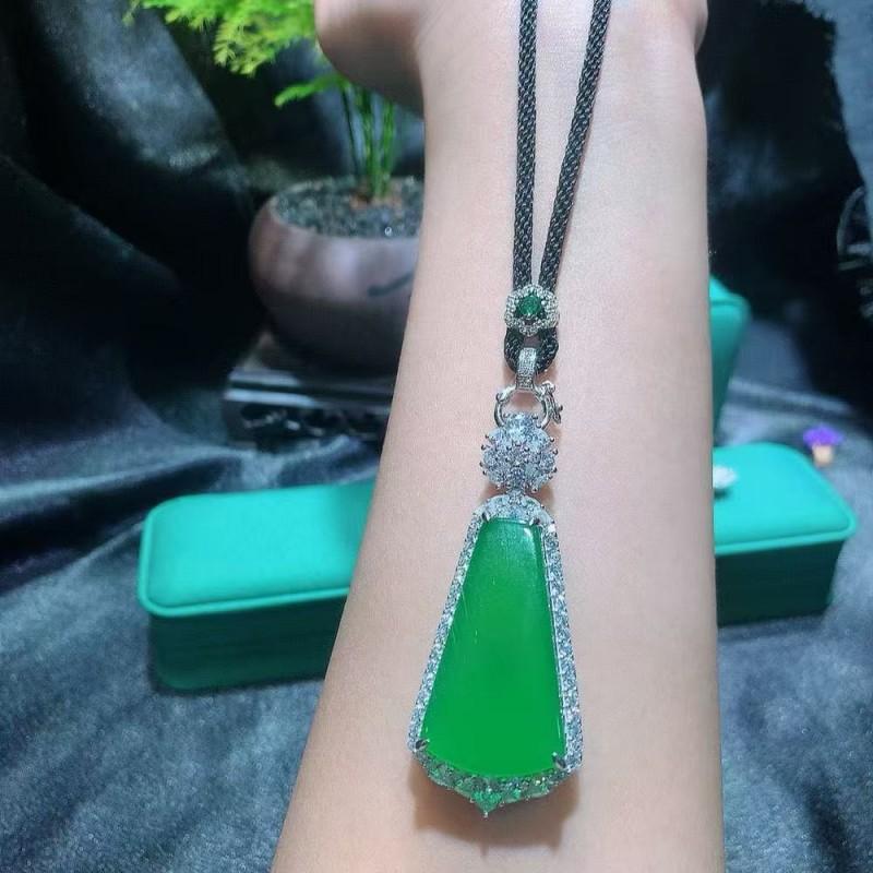 Pendant Inlaid with Buddha's Branches and Jade Leaves, Fashionable and Light Luxury Leaf Necklace