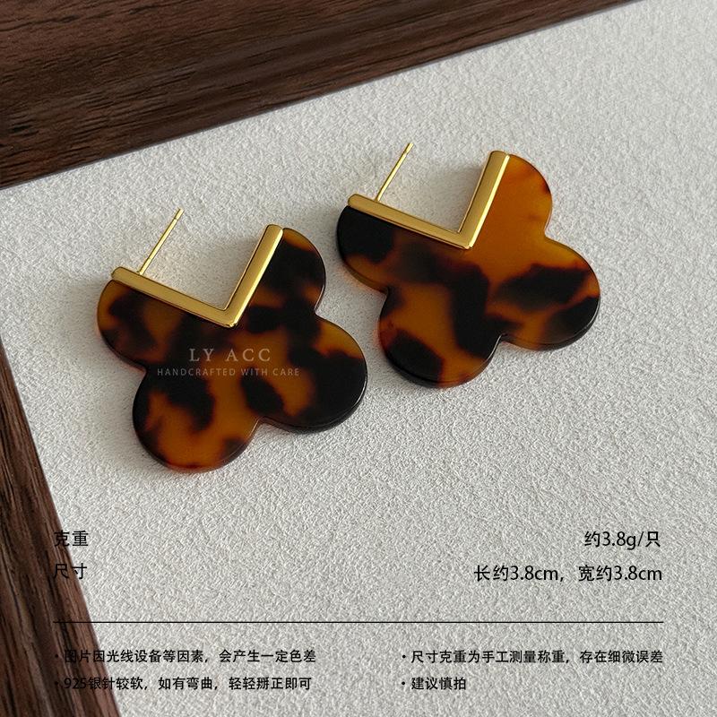 French retro tortoiseshell earrings, Maillard style, leopard print, smudged board, advanced sense, lazy and versatile temperament earrings