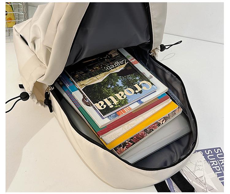 Leichter Outdoor-Reiserucksack für Damen – schlichte, einfarbige Ausführung, großes Fassungsvermögen, ideal für Freizeit und Schule.